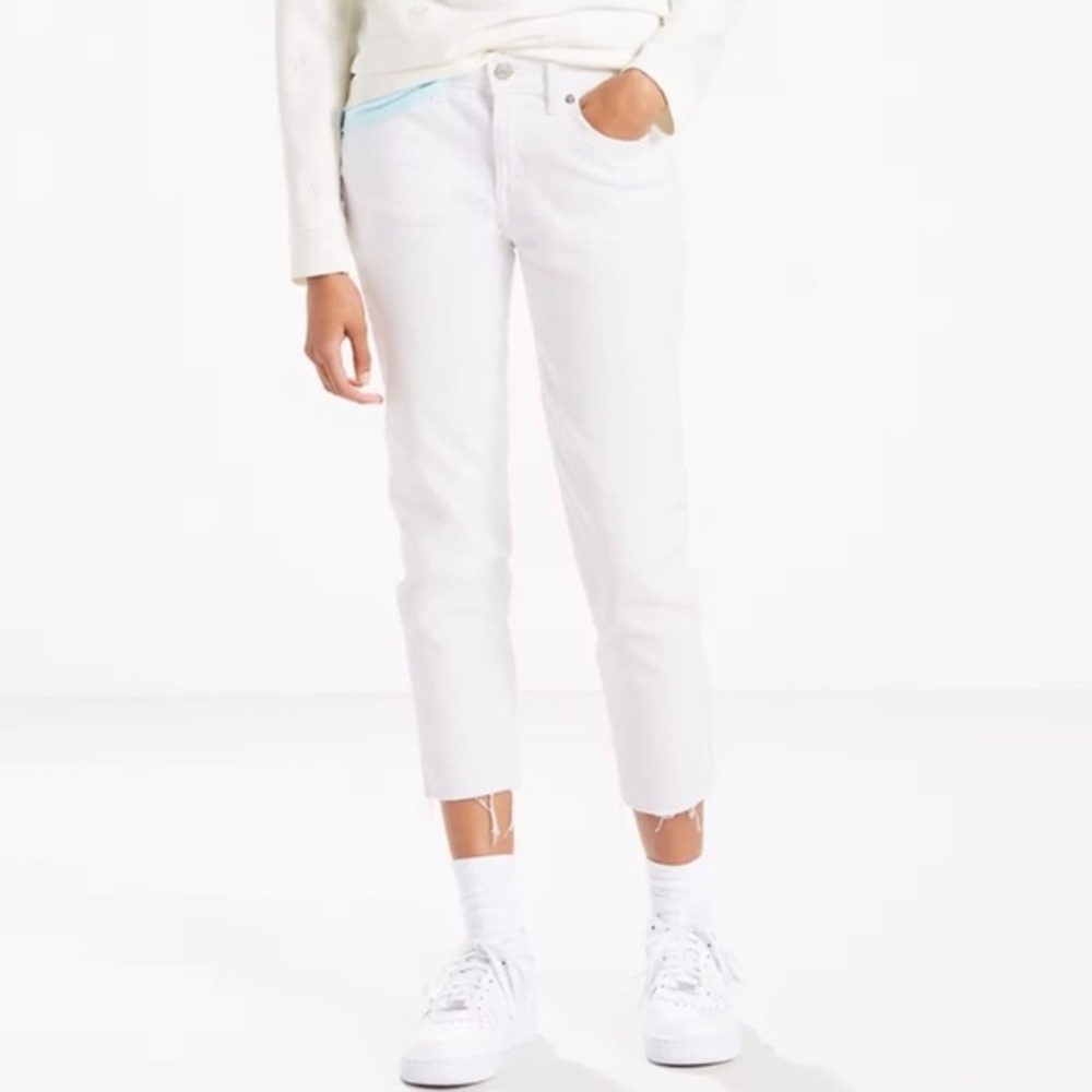Levi’s sz 28 White denim Frayed raw Hem cropped mid-rise stretch Boyfriend Jeans